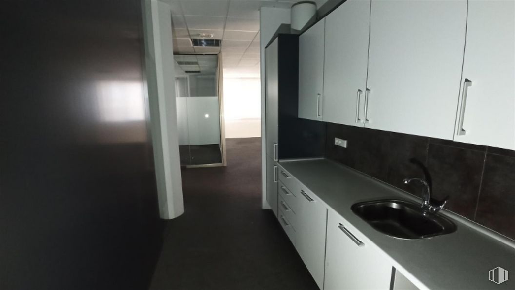 Office for sale at Calle Cólquide, Las Rozas de Madrid, Madrid, 28230 with sink, cabinetry, tap, kitchen sink, building, plumbing fixture, countertop, kitchen, flooring and wood around