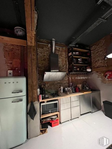 Retail for rent at Calle Juan de Herrera, Centro, Madrid, 28013 with refrigerator, microwave oven, oven, kitchen appliance, furniture, cabinetry, home appliance, kitchen, kitchen stove and wood around