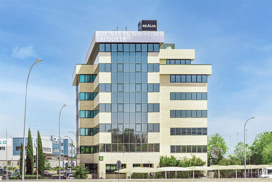 Oficina en alquiler en Avenida Sur de Barajas, 28 - 38, Barajas, Madrid, 28051 con edificio, cielo, nube, planta, luz de la calle, bloque de pisos, ventana, condominio, diseño urbano y árbol alrededor