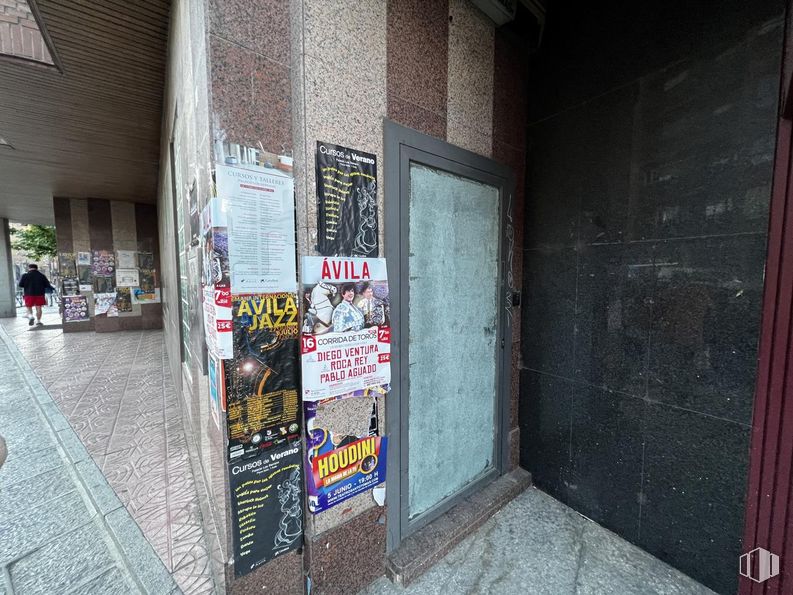 Retail for rent at Calle Arevalo, Ávila, 05001 with door, poster, road surface, art, building, brick, gas, facade, city and sidewalk around