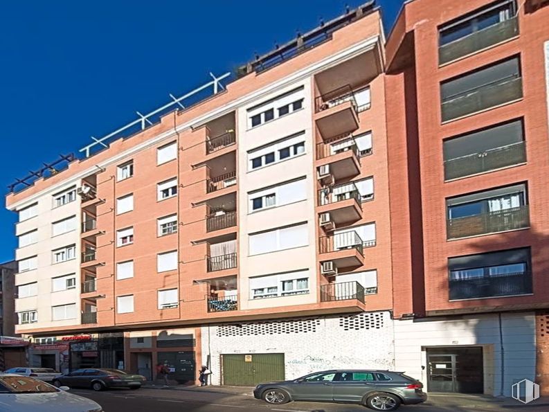 Retail for rent at Calle Calera, Talavera de la Reina, Toledo, 45600 with window, tire, wheel, car, building, automotive parking light, vehicle, property, sky and tower block around