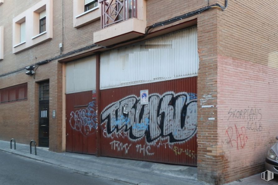 Nave en venta en Zona Numancia, Puente de Vallecas, Madrid, 28038 con coche, día, ventana, edificio, albañilería, arte, ladrillo, barrio, pared y grafiti alrededor