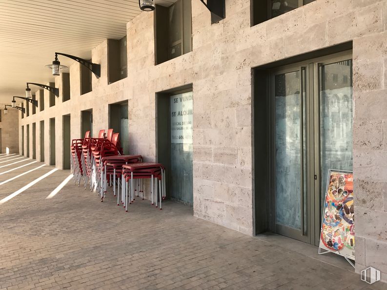 Retail for sale & for rent at Plaza Nueva de Noblejas, Noblejas, Toledo, 45350 with table, wood, chair, floor, flooring, shade, brick, window, facade and building around