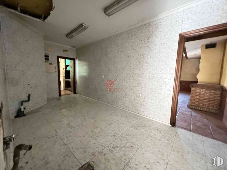 Retail for sale at Avenida Huerta Abajo, San Lorenzo de la Parrilla, Cuenca, 16770 with mirror, fixture, building, flooring, floor, wood, ceiling, composite material, house and space around