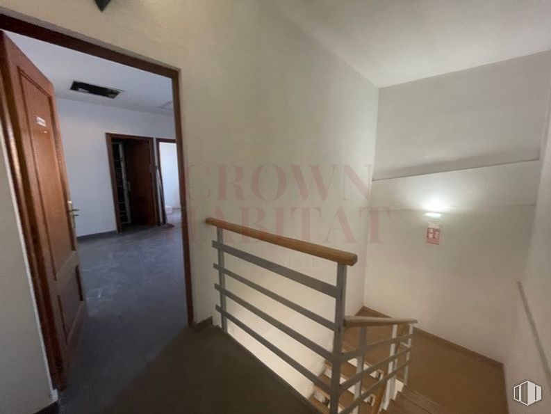 Nave en alquiler en Calle Moraleja de Enmedio, 10, Móstoles, Madrid, 28938 con puerta, accesorio, madera, diseño de interiores, suelo, piso, pintura, edificio, madera y tinte para madera alrededor