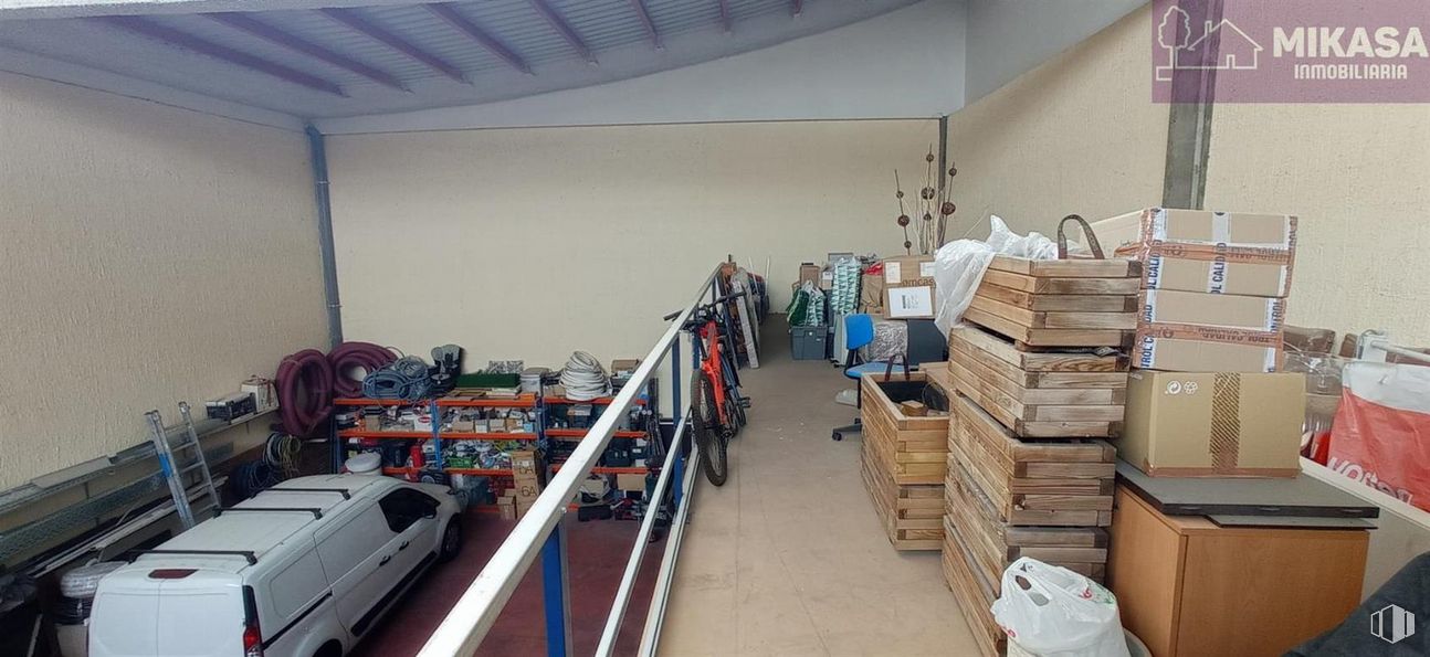 Industrial for sale at Polígono Las Cubiertas, Griñón, Madrid, 28971 with shipping box, box, person, building, wood, floor, flooring, engineering, hardwood and machine around