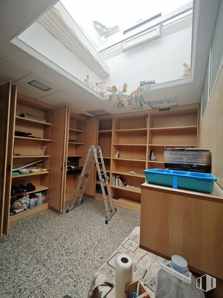 Retail for rent at Calle Mieses, 5, Majadahonda, Madrid, 28220 with bookcase, ladder, building, property, shelf, wood, interior design, shelving, flooring and floor around