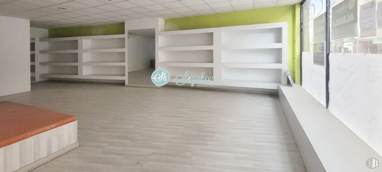 Retail for rent at Calle Independencia, Segovia, 40005 with bookcase, shelf, wood, shelving, flooring, rectangle, floor, fixture, real estate and publication around