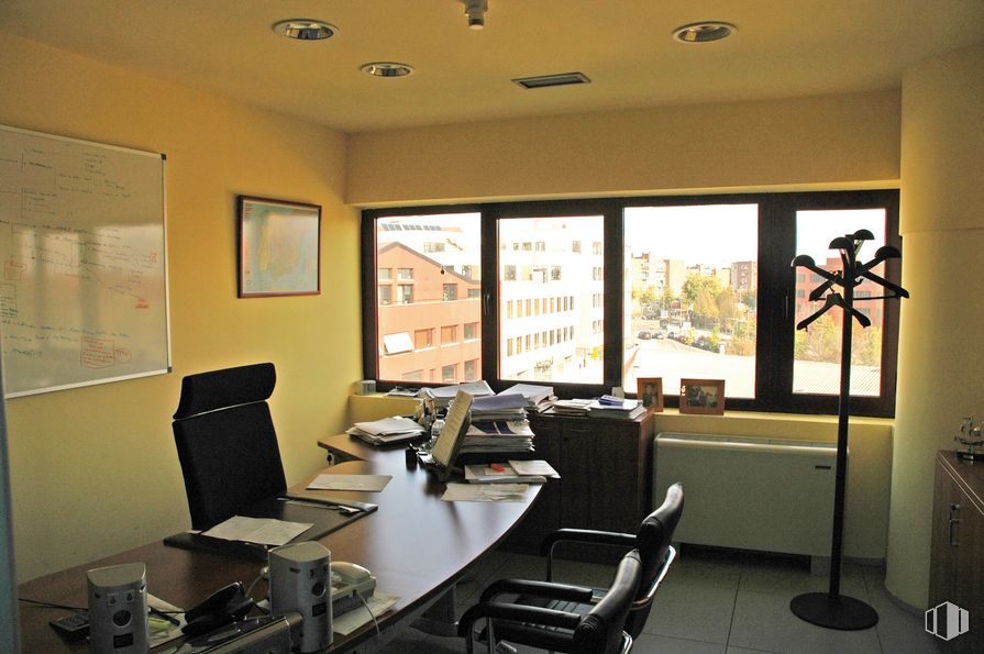 Oficina en alquiler en Edificio Ecu, Calle Medea, 4, San Blas - Canillejas, Madrid, 28037 con silla, mesa, alumbrado, edificio, mueble, propiedad, silla de oficina, marco, ventana, escritorio de computadora y escritorio alrededor