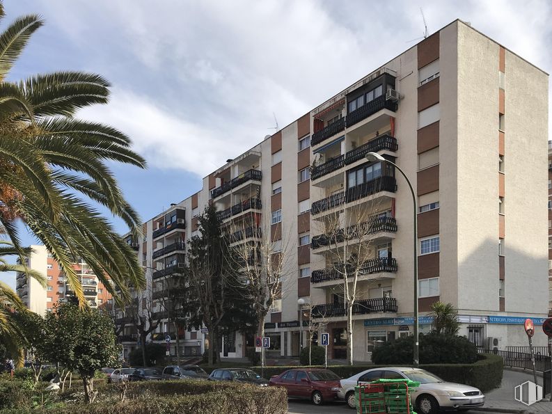 Retail for rent at Calle Los Yébenes, 84, La Latina, Madrid, 28047 with car, building, sky, cloud, wheel, tire, plant, vehicle, window and infrastructure around