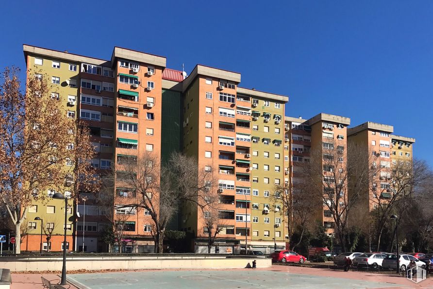 Local en alquiler y venta en Calle Nuestra Señora del Pilar, 17, Alcalá de Henares, Madrid, 28803 con edificio, cielo, propiedad, ventana, árbol, bloque de torre, diseño urbano, condominio, área residencial y barrio alrededor