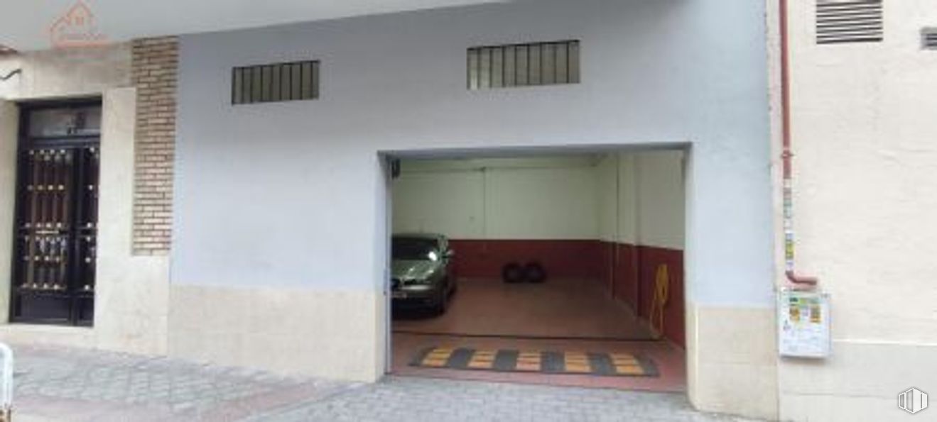 Retail for sale at Zona Puerta Bonita, Carabanchel, Madrid, 28025 with door, garage door, parking, subcompact car, garage and automotive tail & brake light around