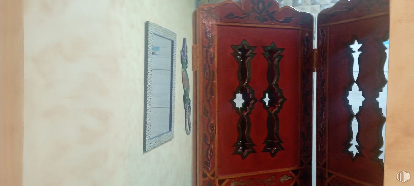 Local en venta en Zona centro, Arganda del Rey, Madrid, 28500 con armario, madera, artículo religioso, arte, fuente, tinte para madera, puerta de casa, metal, patrón y pintura alrededor