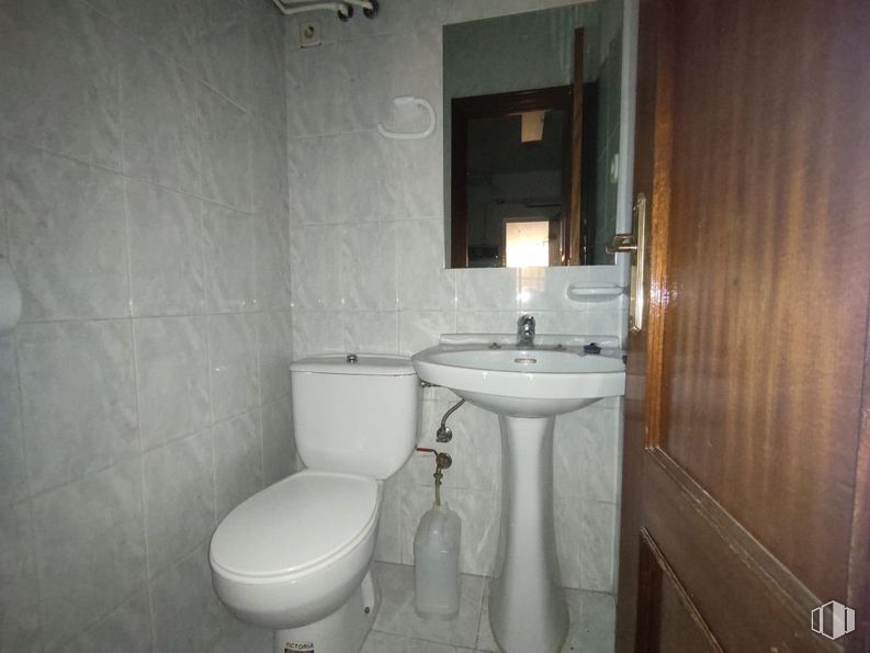 Retail for rent at Barrio Santa María de Benquerencia, Toledo, 45007 with toilet, sink, mirror, property, plumbing fixture, tap, bathroom, bathroom sink, purple and interior design around