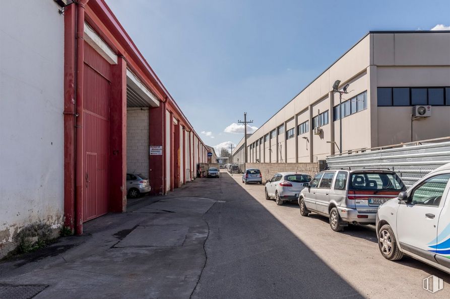 Nave en venta en Zona industrial Coslada, Coslada, Madrid, 28820 con coche, edificio, rueda, luz de estacionamiento automotriz, neumático, vehículo terrestre, cielo, vehículo, ventana y infraestructura alrededor