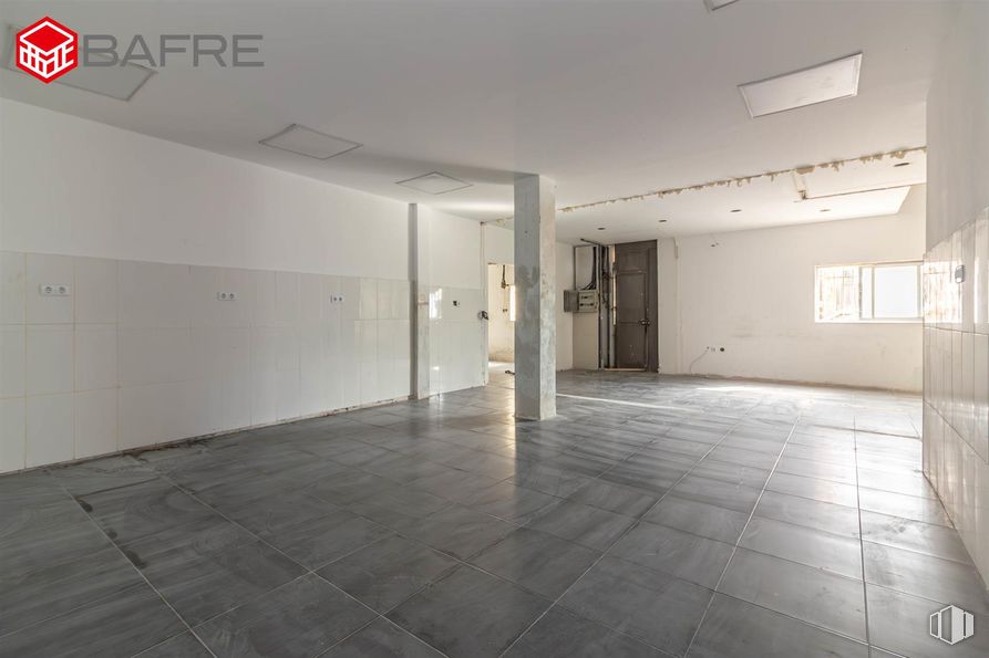 Retail for sale at Zona céntrica, Collado Villalba, Madrid, 28400 with door, flooring, floor, ceiling, composite material, tile flooring, grey, hall, concrete and silver around