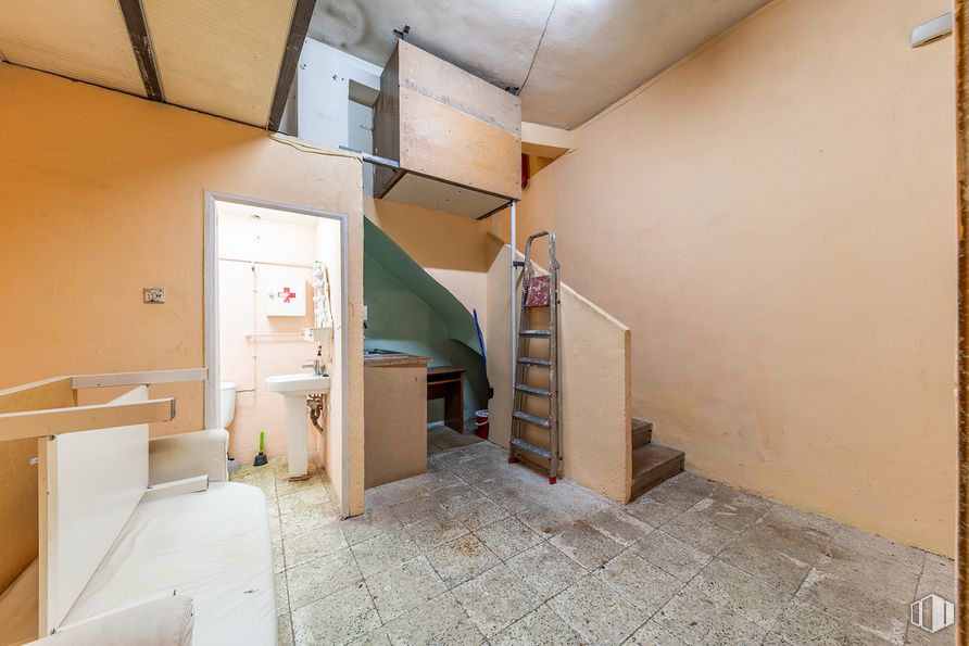 Local en alquiler y venta en Calle San Maximiliano, Ciudad Lineal, Madrid, 28017 con puerta, suelos, suelo, contrachapado, tinte para madera, escaleras, suelo de baldosas, material de construcción y escayola alrededor