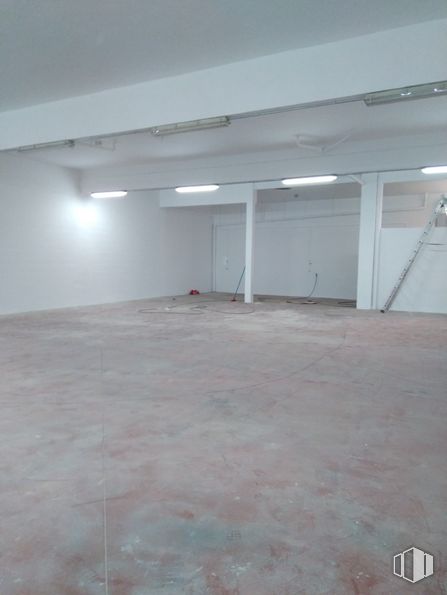 Industrial for rent at Calle Torre de Don Miguel, Villa de Vallecas, Madrid, 28031 with flooring, hall, floor, asphalt, composite material, road surface, building, gas, fixture and ceiling around