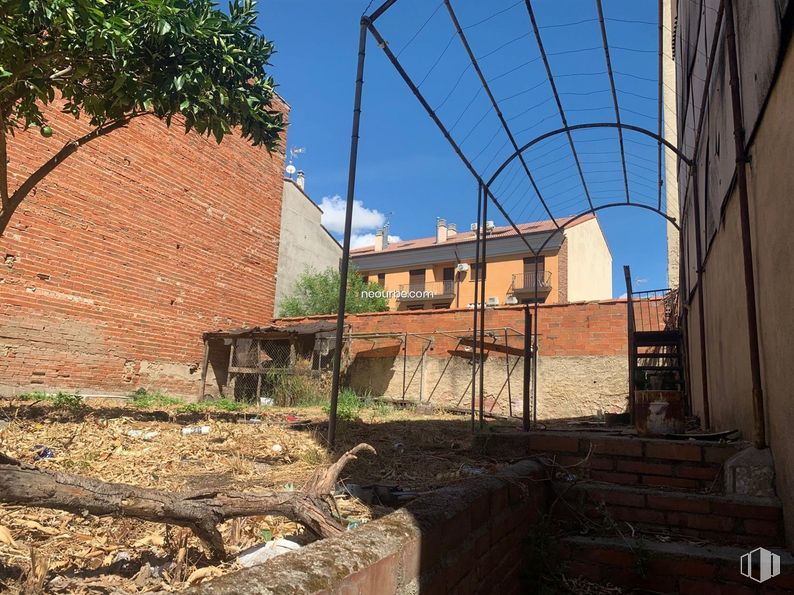 Land for sale at Calle Almanzor, Candeleda, Ávila, 05480 with building, sky, cloud, wood, brickwork, brick, neighbourhood, plant, residential area and real estate around