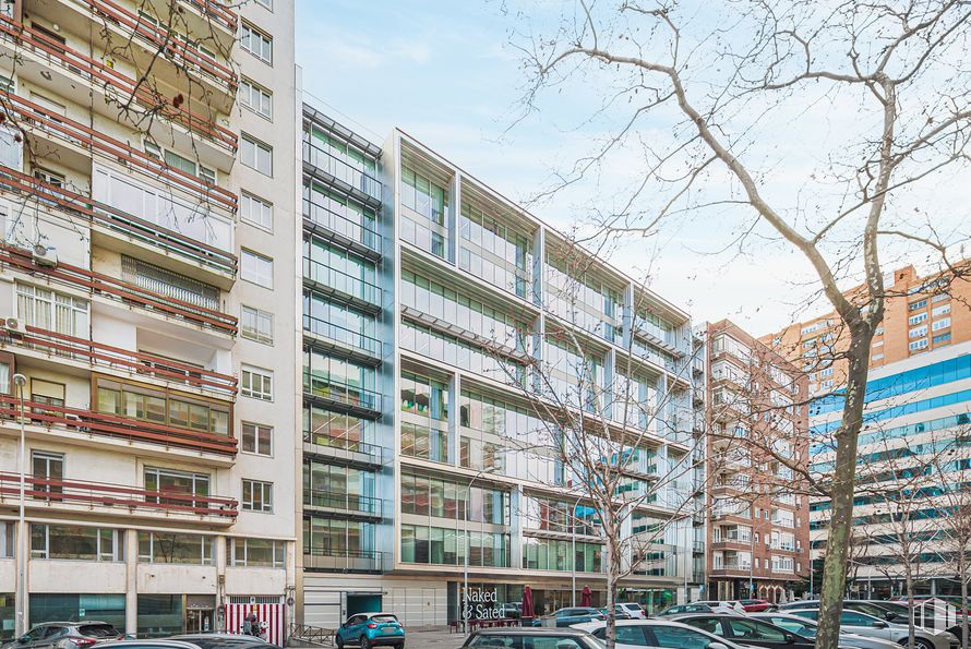 Oficina en alquiler en Discovery Building, Calle Estébanez Calderón, 3, Tetuán, Madrid, 28020 con edificio, coche, rueda, cielo, ventana, vehículo, neumático, bloque de pisos,  y condominio alrededor