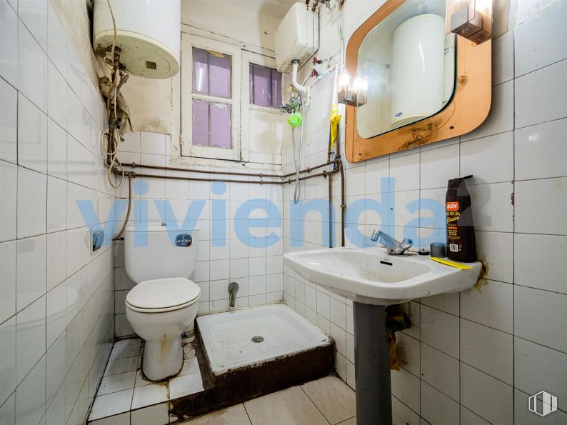 Local en venta en Calle Virgen de Nuria, Ciudad Lineal, Madrid, 28027 con inodoro, espejo, fregadero, grifo, lavabo, accesorios de fontanería, morado, cuarto de baño, edificio y interiorismo alrededor