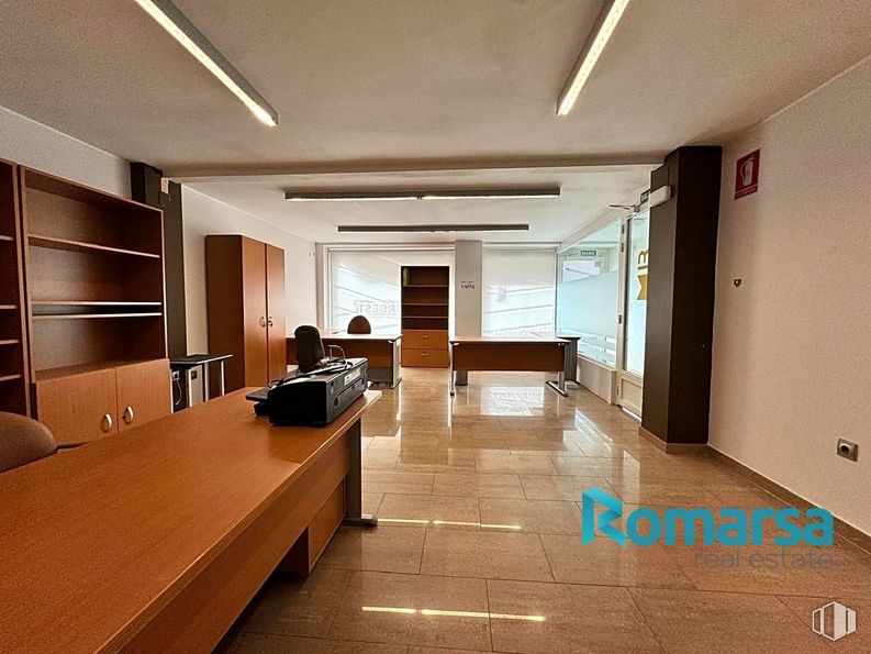 Retail for rent at Paseo San Roque, Ávila, 05003 with desk, light fixture, shelf, fixture, wood, flooring, floor, building, cabinetry and window around