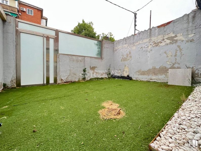 Retail for sale at Barrio San Nicasio, Leganés, Madrid, 28913 with property, sky, plant, land lot, road surface, grass, architecture, fence, tree and wall around