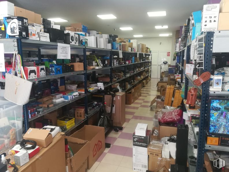 Local en venta en Calle Manuel Sandoval, Torrejón de Ardoz, Madrid, 28850 con bolsa, productos envasados, edificio, venta minorista, cliente, estante, publicación, caja de envío, estantería y comercio alrededor