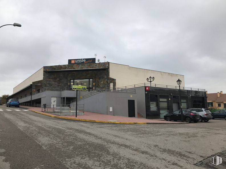 Retail for sale & for rent at Centro comercial, Pedrezuela, Madrid, 28723 with car, building, cloud, sky, street light, wheel, tire, asphalt, automotive tire and urban design around