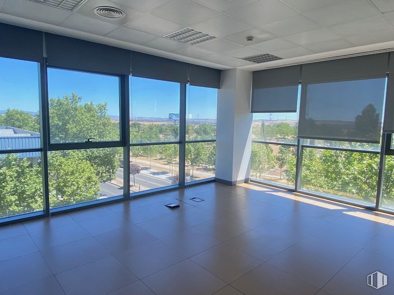 Oficina en alquiler en Edificio Inbisa, Avenida Pirineos, 7, San Sebastián de los Reyes, Madrid, 28700 con edificio, día, cielo, ventana, planta, azur, sombra, accesorio, diseño de interiores y casa alrededor