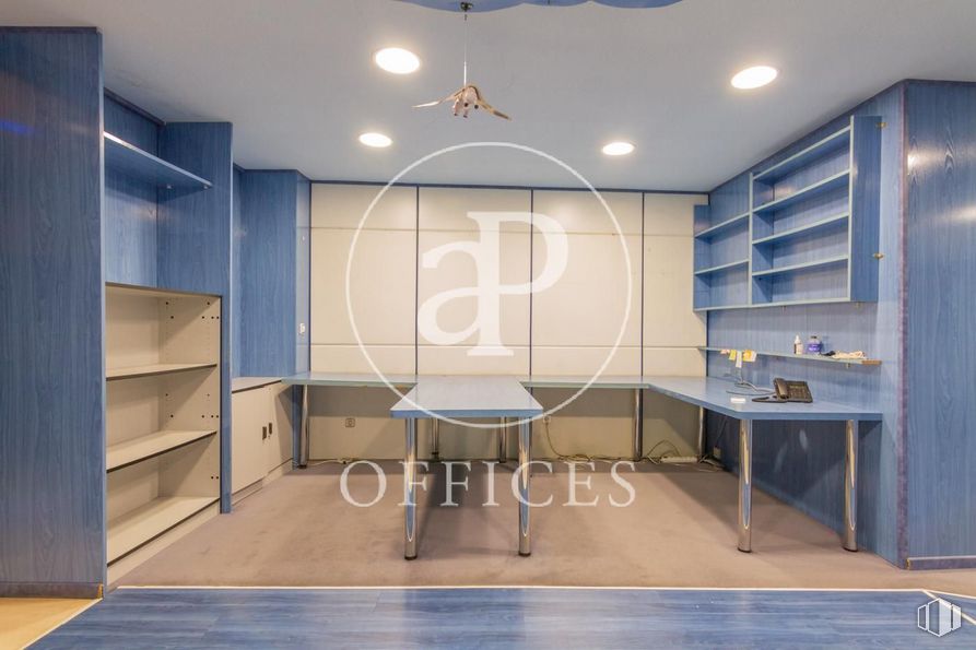 Oficina en venta en Calle Benigno Soto, Chamartín, Madrid, 28002 con mesa, alumbrado, mueble, azul, madera, estantería, pasillo, silla, interiorismo y ebanistería alrededor