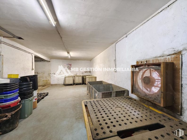 Nave en venta en Zona industrial, Parla, Madrid, 28980 con edificio, madera, suelos, casa, suelo, hall, techo, madera dura, neumático de automoción y habitación alrededor