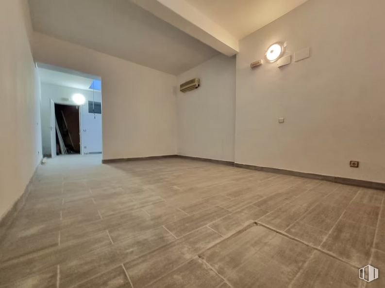 Local en venta en Calle Boltaña, San Blas - Canillejas, Madrid, 28022 con lámpara, madera, suelos, edificio, suelo, accesorio, hall, suelo de baldosas, puerta y tinte para madera alrededor