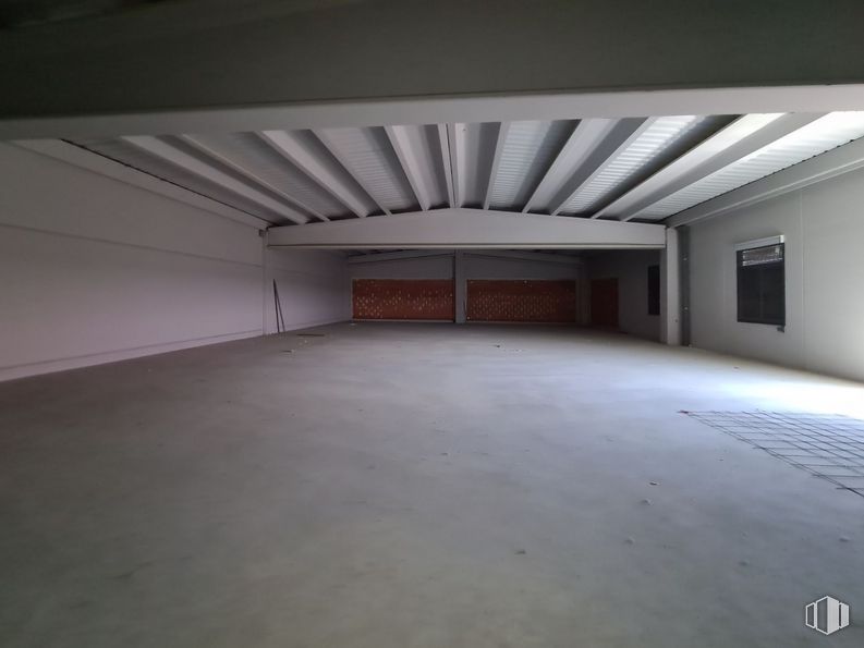 Nave en alquiler en Polígono industrial Hontoria, Segovia, 40195 con ventana, pasillo, accesorio, madera, edificio, suelo, piso, material compuesto, techo y simetría alrededor