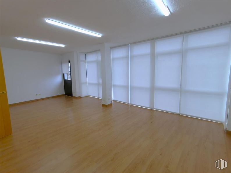 Office for rent at Calle Gran Vía, 28, Majadahonda, Madrid, 28220 with light fixture, lighting, flooring, floor, wood flooring, wood, laminate flooring, interior design, ceiling and hall around