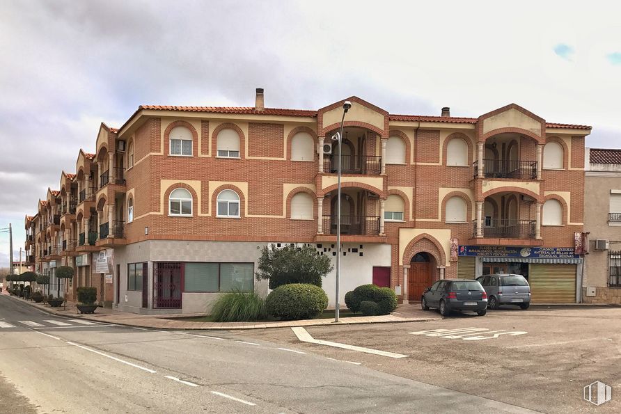 Local en alquiler y venta en Carretera Albarreal Tajo, 2, Torrijos, Toledo, 45500 con coche, edificio, nube, cielo, ventana, planta, vehículo, diseño urbano, superficie de carretera y casa alrededor