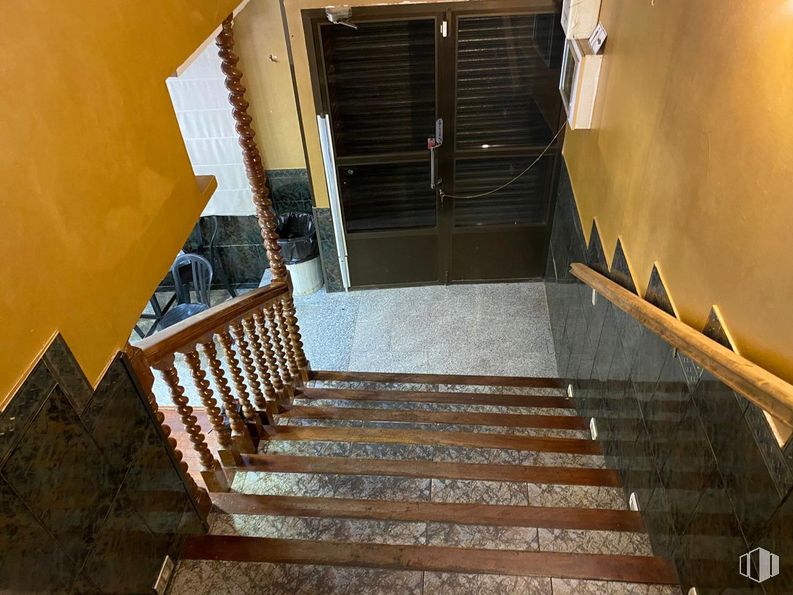 Local en venta en Calle Arroyo Alto, Polán, Toledo, 45161 con ebanistería, escaleras, edificio, madera, puerta, accesorio, tintes y matices, casa, simetría y suelos alrededor