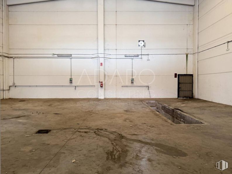 Industrial for sale at Calle Tormes, Mejorada del Campo, Madrid, 28840 with floor, flooring, composite material, ceiling, concrete, building material, hall, warehouse, daylighting and electrical supply around