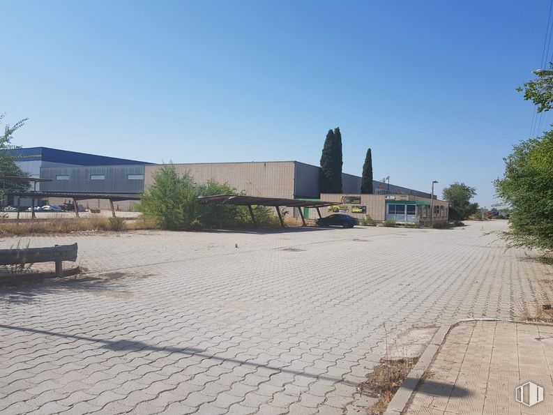 Nave en alquiler en P.I. Prado de las Monjas, Alcalá de Henares, Madrid, 28807 con mesa de trabajo, edificio, cielo, planta, superficie de la carretera, árbol, asfalto, diseño urbano, zona residencial y paisaje alrededor