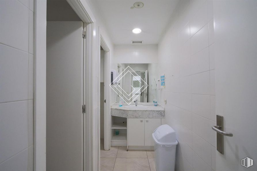 Oficina en alquiler en Avenida Pío XII, Chamartín, Madrid, 28016 con inodoro, espejo, edificio, accesorios de fontanería, fregadero, accesorio, morado, suelo, cuarto de baño y interiorismo alrededor