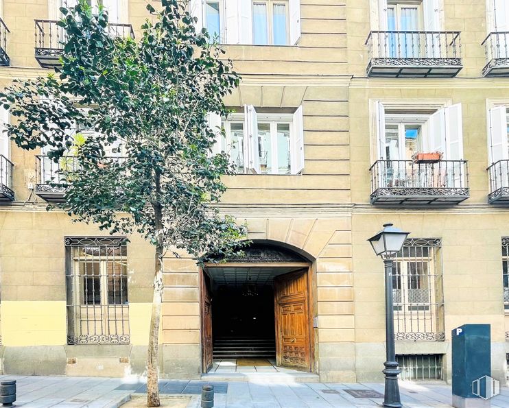 Local en alquiler en Calle Campomanes, 8, Centro, Madrid, 28013 con ventana, propiedad, edificio, arquitectura, accesorio, diseño urbano, barrio, propiedad material, superficie de la carretera y fachada alrededor