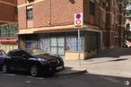 Retail for sale at Calle Montejurra, 5, Ciudad Lineal, Madrid, 28017 with car, tire, building, wheel, automotive parking light, land vehicle, vehicle, window, automotive lighting and motor vehicle around