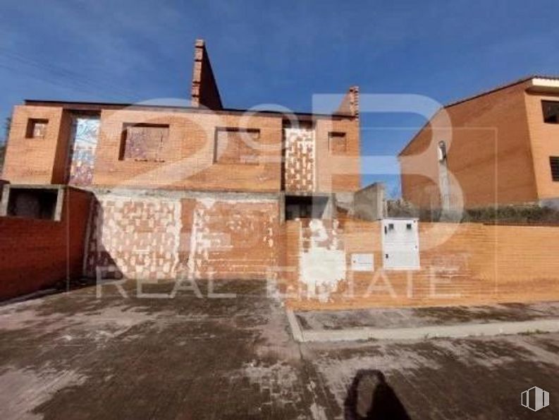 Land for sale at Casco urbano, Almorox, Toledo, 45900 with house, building, sky, window, landscape, facade, brickwork, paint, wood and art around