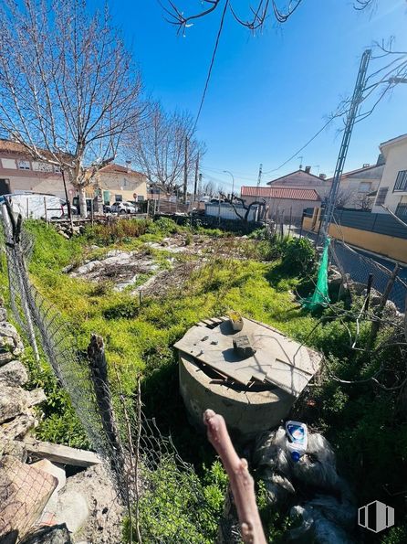 Land for sale at Calle Amargura, 4, Navalagamella, Madrid, 28212 with plant, sky, slope, vegetation, electricity, grass, tree, overhead power line, residential area and rural area around