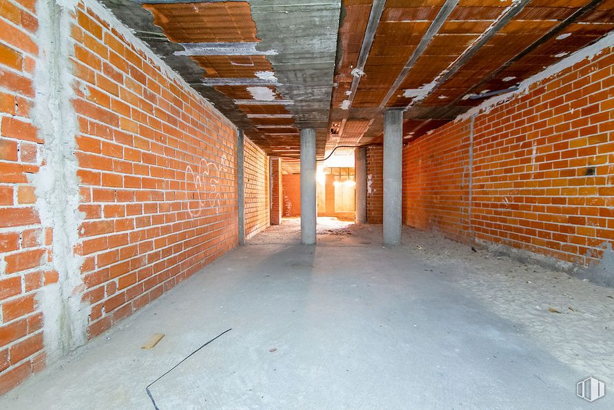 Retail for sale & for rent at Calle Santa Bárbara, Torrelaguna, Madrid, 28180 with building, wood, brickwork, fixture, brick, floor, line, flooring, building material and composite material around