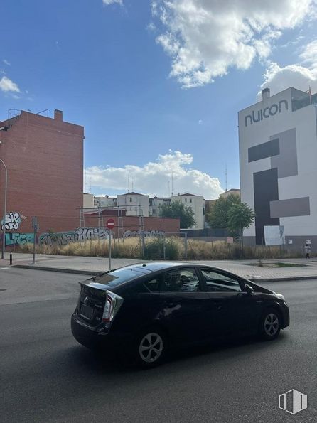 Suelo en venta en Casco histórico, Villa de Vallecas, Madrid, 28031 con coche, rueda, edificio, neumático, nube, cielo, vehículo terrestre, vehículo, iluminación del automóvil y neumático de automoción alrededor