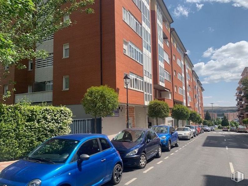 Retail for sale at Calle Agustín Rodríguez Sahagún, Ávila, 05003 with car, building, plant, tire, wheel, land vehicle, vehicle, property, cloud and window around