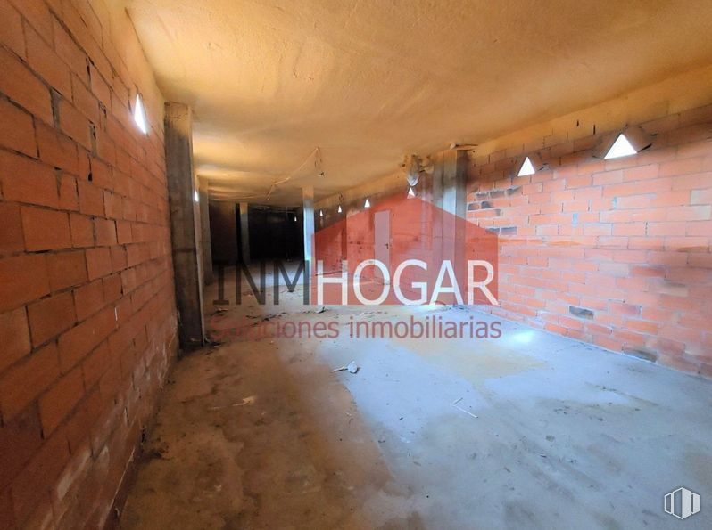 Retail for sale at Calle Ciudad de Cáceres,, Ávila, 05004 with floor, flooring, wood, brick, brickwork, building material, concrete, font, ceiling and space around