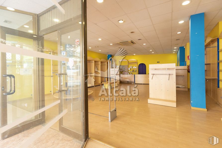 Retail for sale at Zona centro, Azuqueca de Henares, Guadalajara, 19200 with furniture, property, building, fixture, interior design, door, floor, flooring, glass and eyewear around