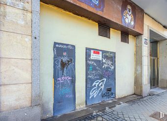 Retail for sale & for rent at Calle Hilarión Eslava, Chamberí, Madrid, 28015 with building, fixture, paint, road surface, house, font, art, facade, tints and shades and graffiti around